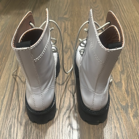 Alexa Chung lace up white military boots. - Picture 3 of 6